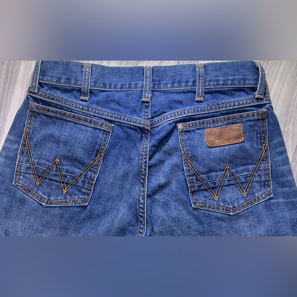Men’s Wrangler Retro Jeans 32 x 32
Like New Condition 
Tag ID: 88MWZRT - Picture 1 of 3